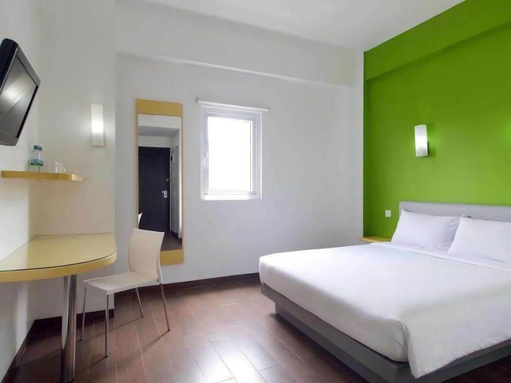 Amaris Hotel Bekasi Barat Exterior foto