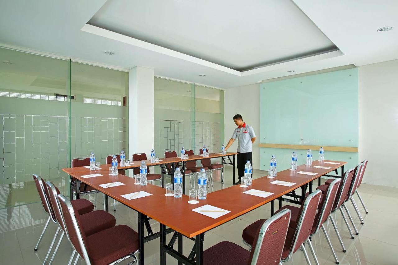 Amaris Hotel Bekasi Barat Exterior foto
