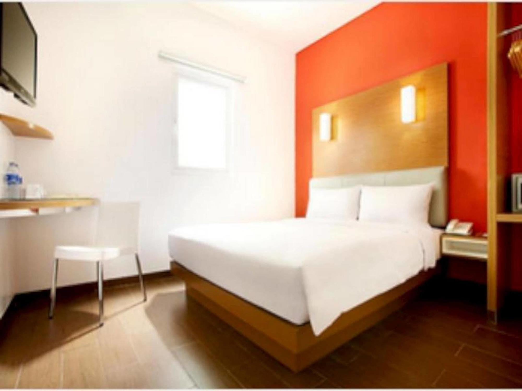 Amaris Hotel Bekasi Barat Exterior foto