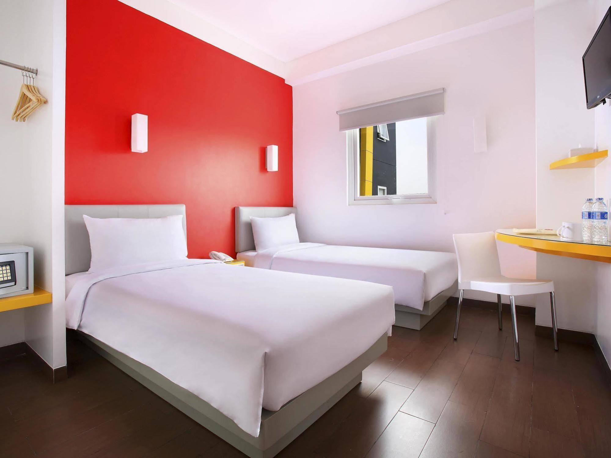 Amaris Hotel Bekasi Barat Exterior foto